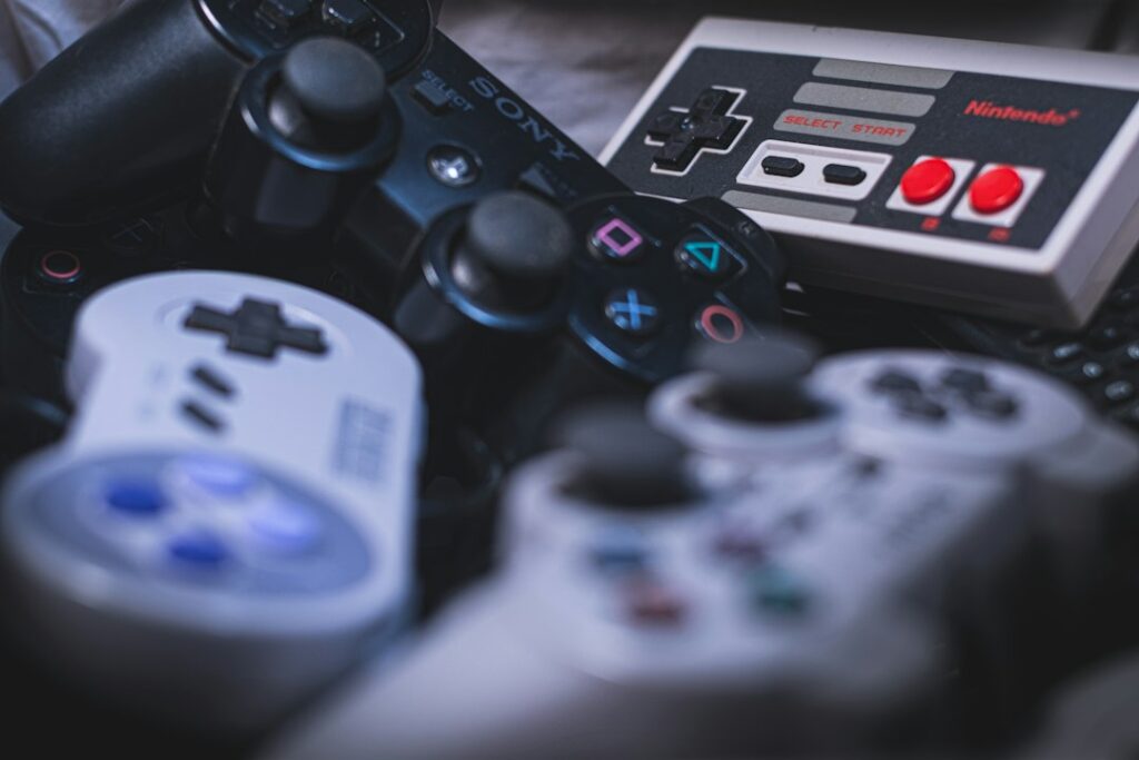 レトロゲーム機とコントローラーのイメージ