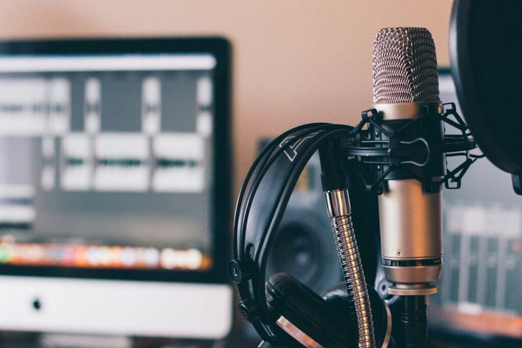 録音用マイクとパソコン。ChatGPTで音声ファイルを文字起こしする方法の解説イメージ